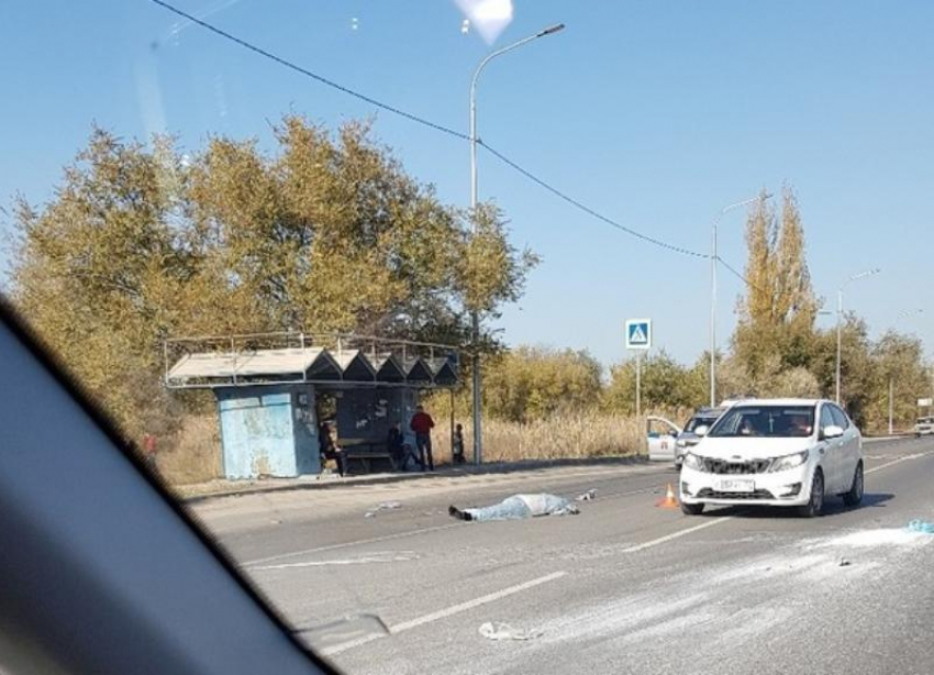  Рядом с остановкой насмерть сбили женщину на юге Волгограда