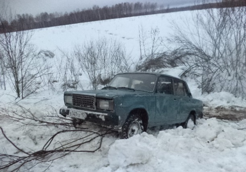 ВАЗ-2107 вылетел с трассы под Волгоградом: пассажир погиб