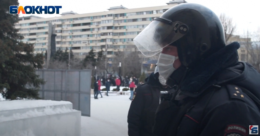 В Волгограде полицейский спас раненого сторонника Навального