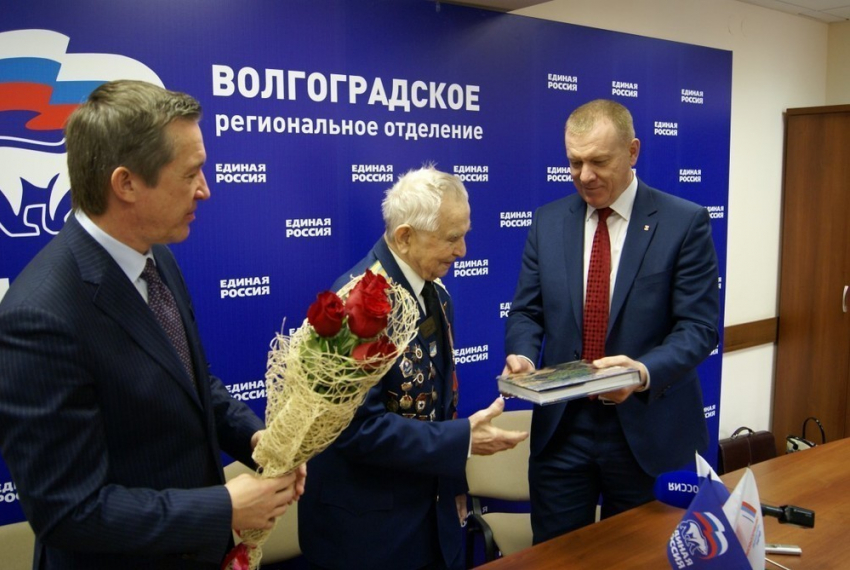 Ветеран ВОВ в Волгограде получил подарок от Дмитрия Медведева