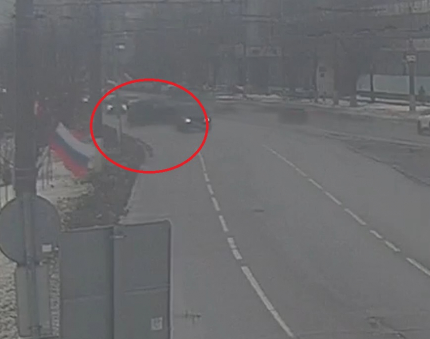 Chery Tiggo вынесло на встречку в центре Волгограда: треш-кадры пируэта 