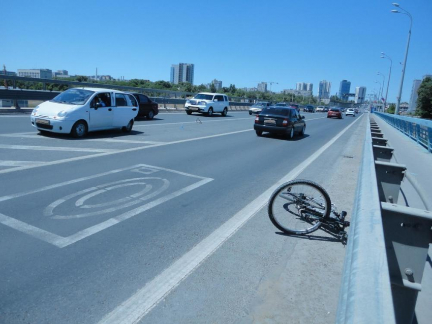 КамАЗ сбил двух 12-летних велосипедистов на «танцующем мосту» в Волгоградской области