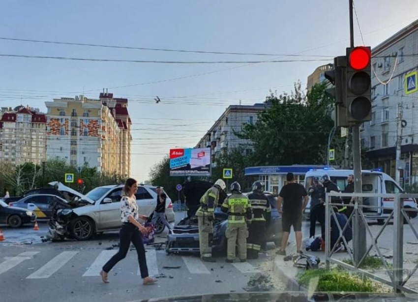 Авария с участием  Mersedes в центре Волгограда попала на видео