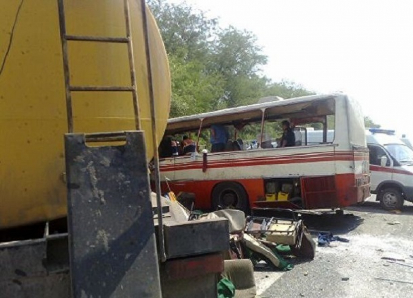 Жуткое ДТП с бензовозом: трое волгоградцев в больнице