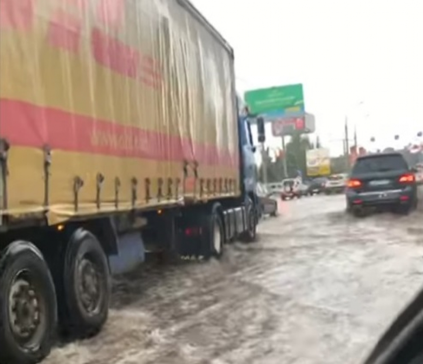 «Фуры плывут»: Самарский разъезд затопило ливнем в Волгограде