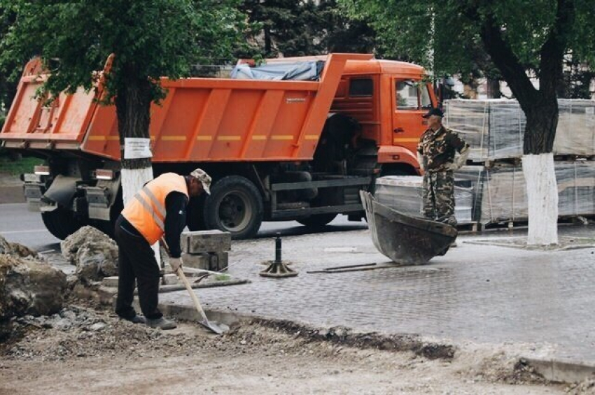 Тротуар и зеленую зону обустраивают на Первой Продольной магистрали Волгограда