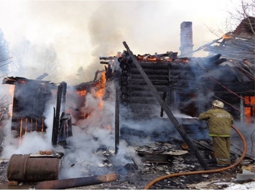 Двое жителей Волгоградской области заживо сгорели в собственном доме