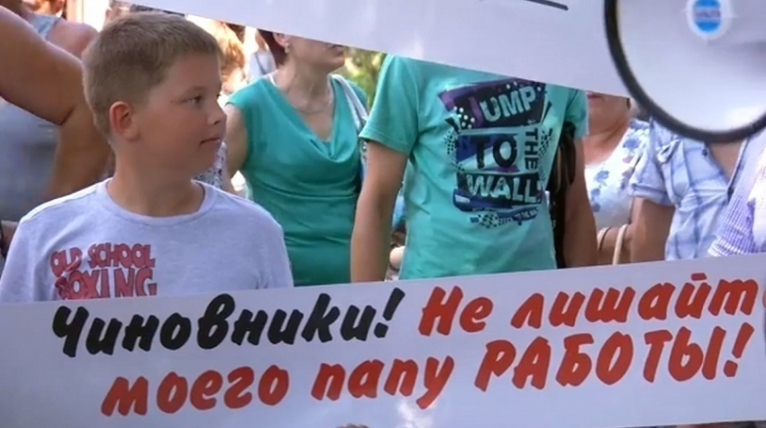 В Волгограде маршрутчики привели на митинг малолетних детей