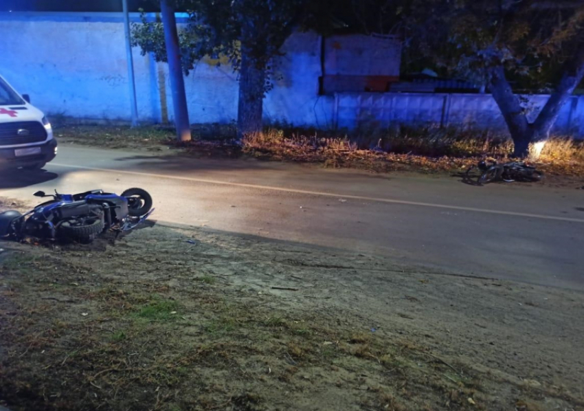 В Волгограде мужчина на скутере протаранил мопед и сбежал, бросив раненого 