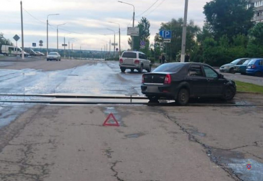 В центре Волгограда автомобилистка пострадала при столкновении Renault Logan с внедорожником Lexus 