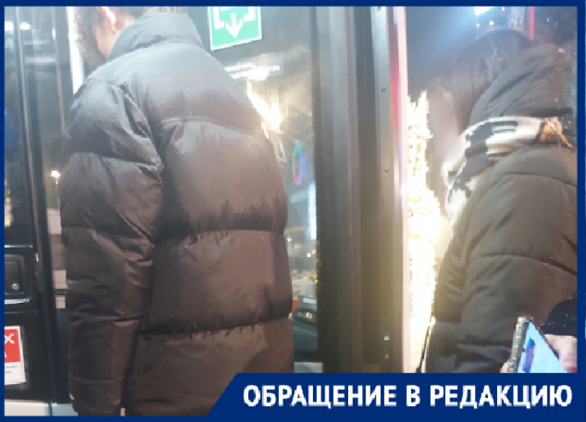 «Орали матом и пытались украсть молоток»: банда подростков кошмарит электробус в Волгограде