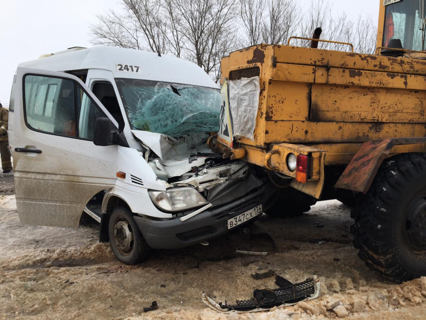 Маршрутка протаранила автогрейдер на трассе в Волгоградской области: пятеро пострадали