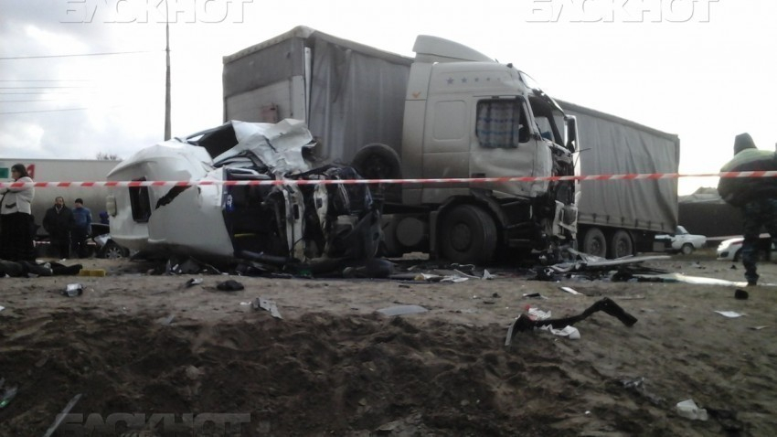 В реанимации Волгограда скончалась 30-летняя пассажирка маршрутки, пострадавшей в страшном ДТП с КамАЗом