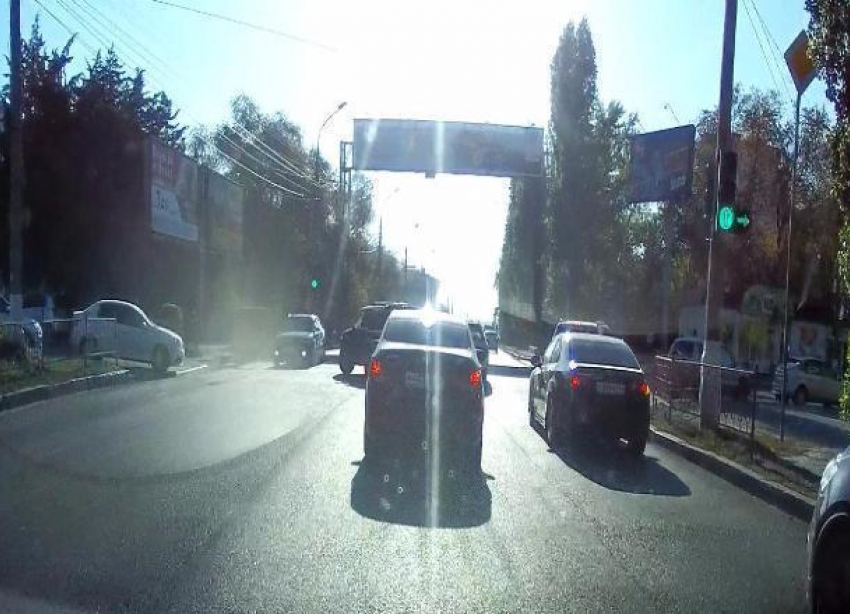 В Волгограде на оживленном перекрестке исчез знак запрета левого поворота
