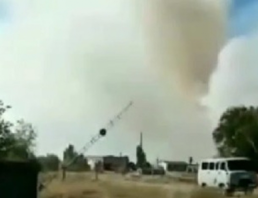 "Людей эвакуируют": очевидцы записали на видео пожар под Волгоградом
