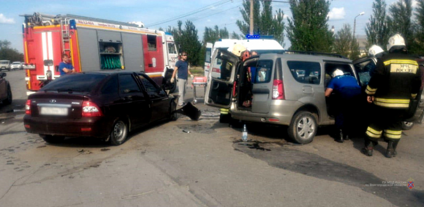 Две Lada столкнулись лоб в лоб в Волжском: двое водителей и пассажир в больнице