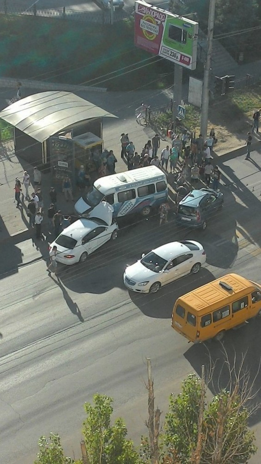 В Волгограде у «Парк Хауса» два авто врезались в маршрутку