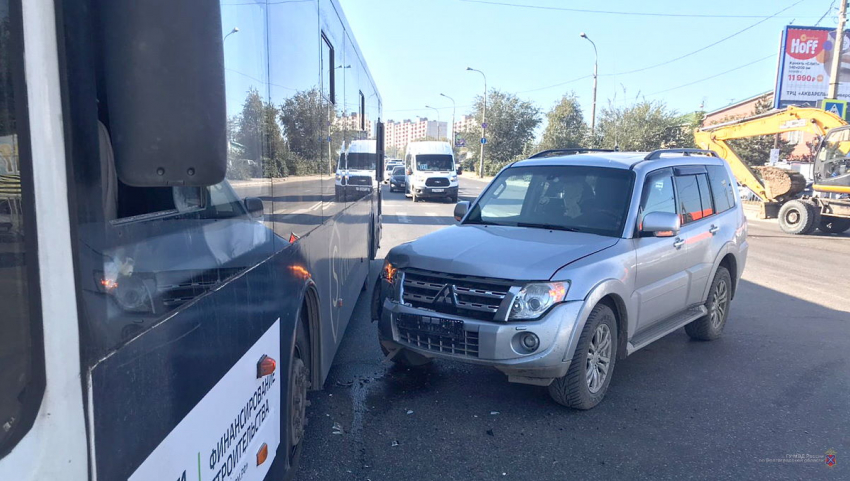 Волгоградка с ребенком пострадали в ДТП с автобусом №2: видео 