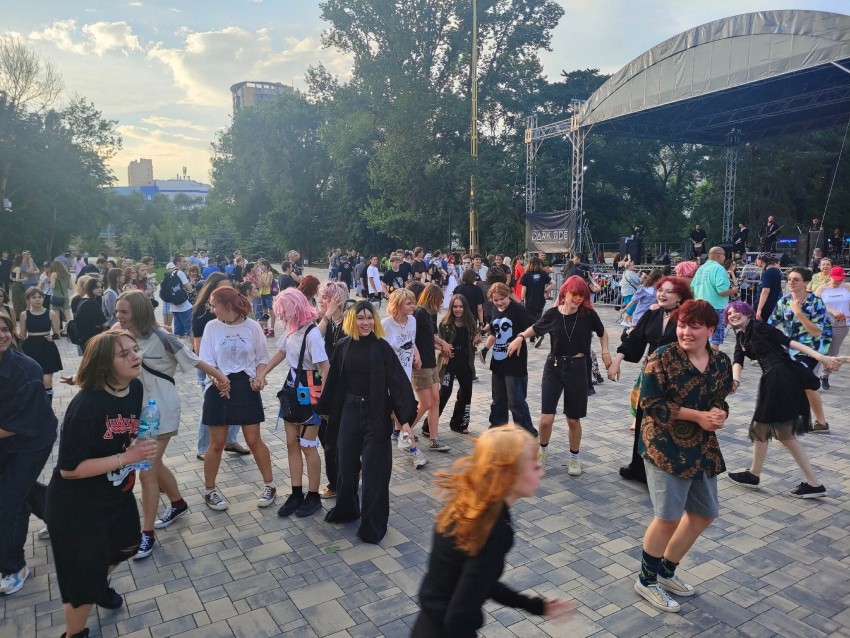 Люди в странных нарядах захватили парк в центре Волгограда