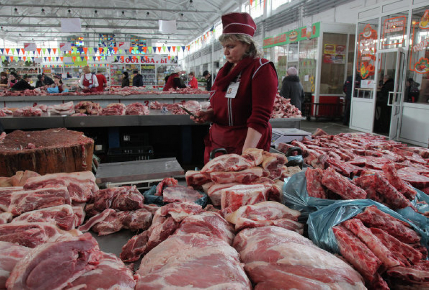 На волгоградских рынках продолжают изымать сомнительное мясо   