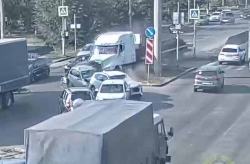 Есть пострадавшие: грузовик на скорости протаранил семь машин в Волгограде