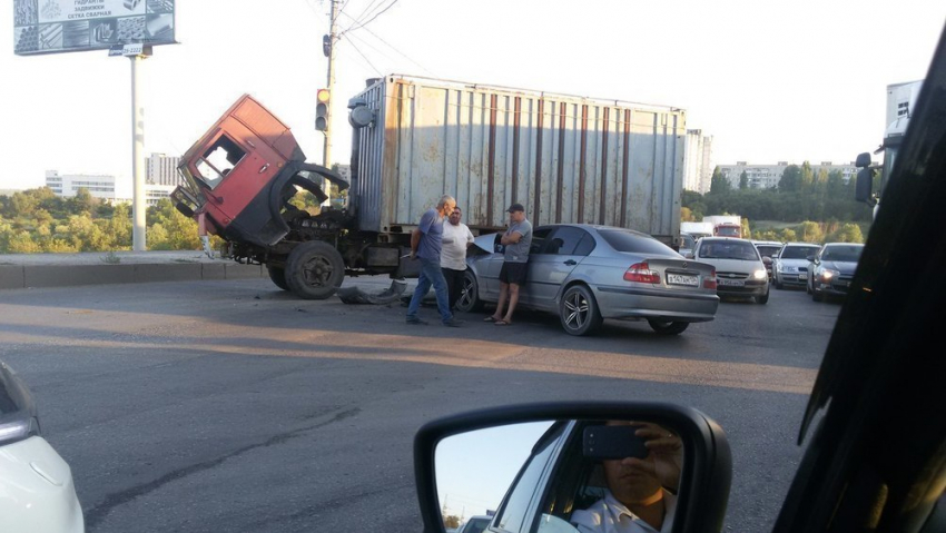 ДТП на Волжской ГЭС: образовалась крупная пробка