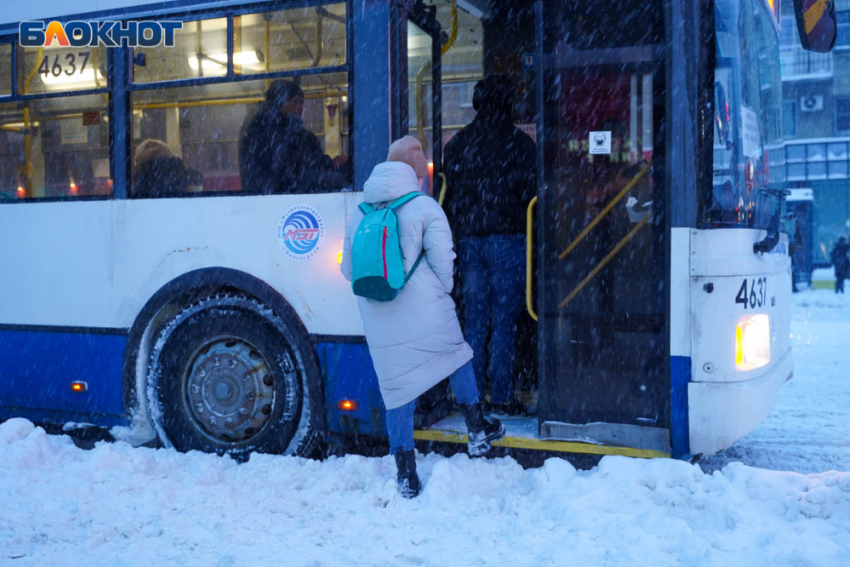 Жители Волгограда не верят, что в этом году дождутся введения бесконтактной оплаты в транспорте