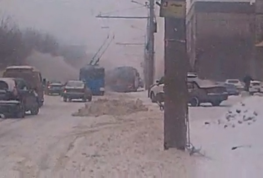 В Волгограде на проспекте Жукова загорелся автобус