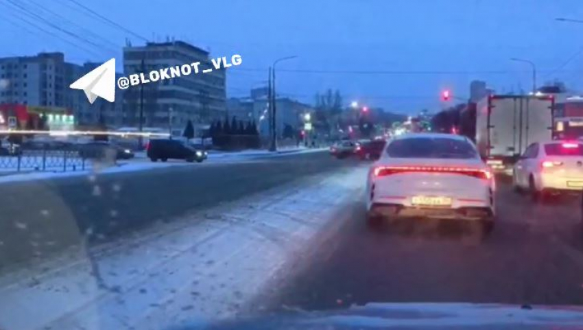 Светофор перенесли, а про дорогу «забыли»: хаос на волгоградском перекрестке попал на видео