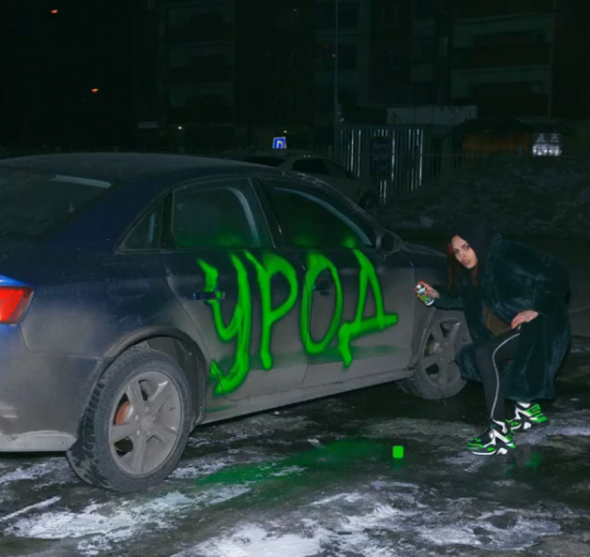 Урод: экс-солистка «Серебра» из Волгограда написала ругательство на машине кислотным баллончиком