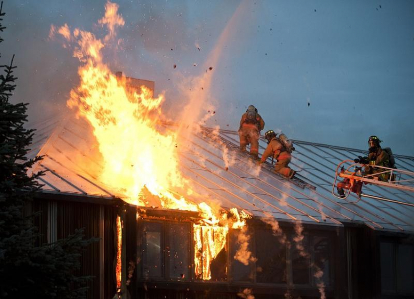 Два человека заживо сгорели утром при пожаре дома под Волгоградом