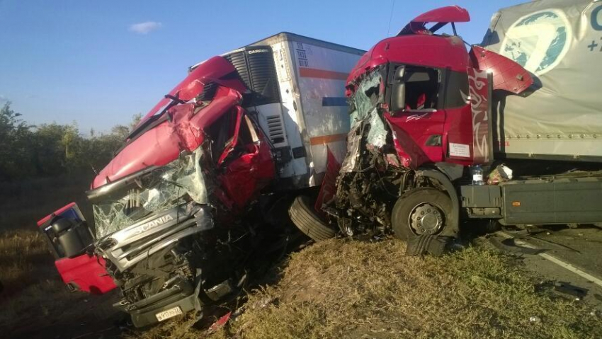 В тройном ДТП с кроссовером и грузовиками пострадали двое