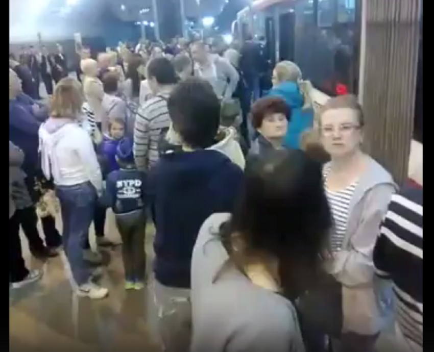 Пассажиров скоростного трамвая эвакуировали с «Площади Ленина", - волгоградцы