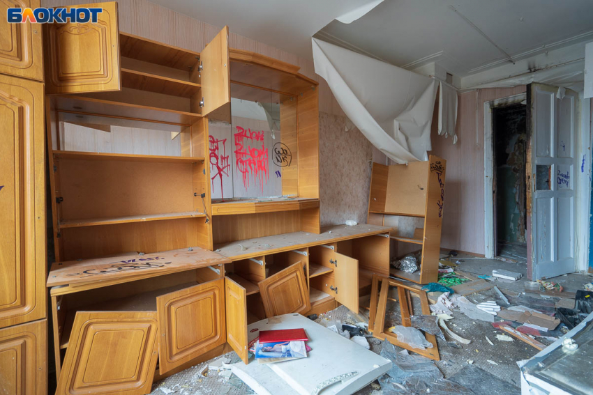 Разгромили квартиру и кидали кирпичи в хозяйку подростки в Волгограде 