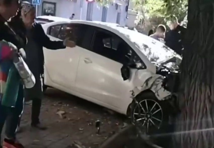 Водителя откинуло в сторону: публикуем видео шок-ДТП на юге Волгограда