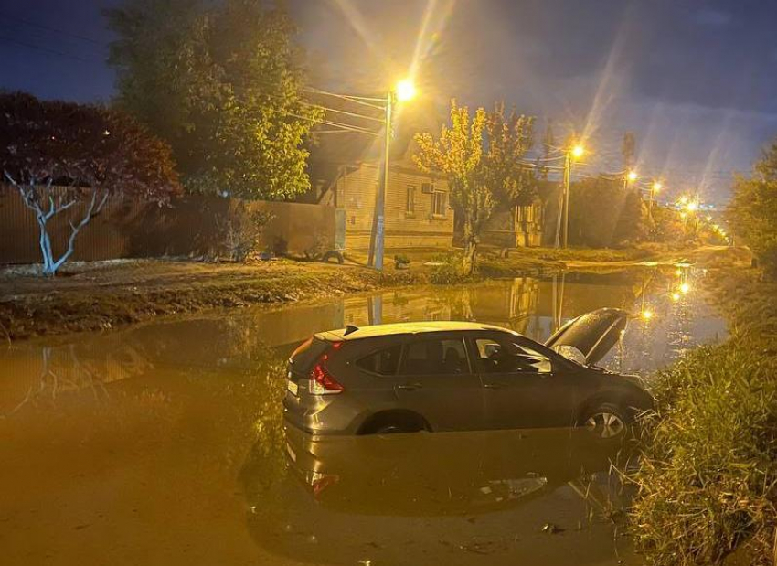 Лужа-убийца топит внедорожники в Волгограде 