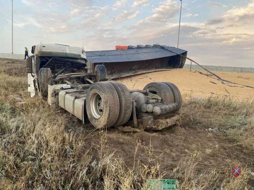 Молоковоз и фура с зерном угодили в ДТП под Волгоградом: есть погибший 