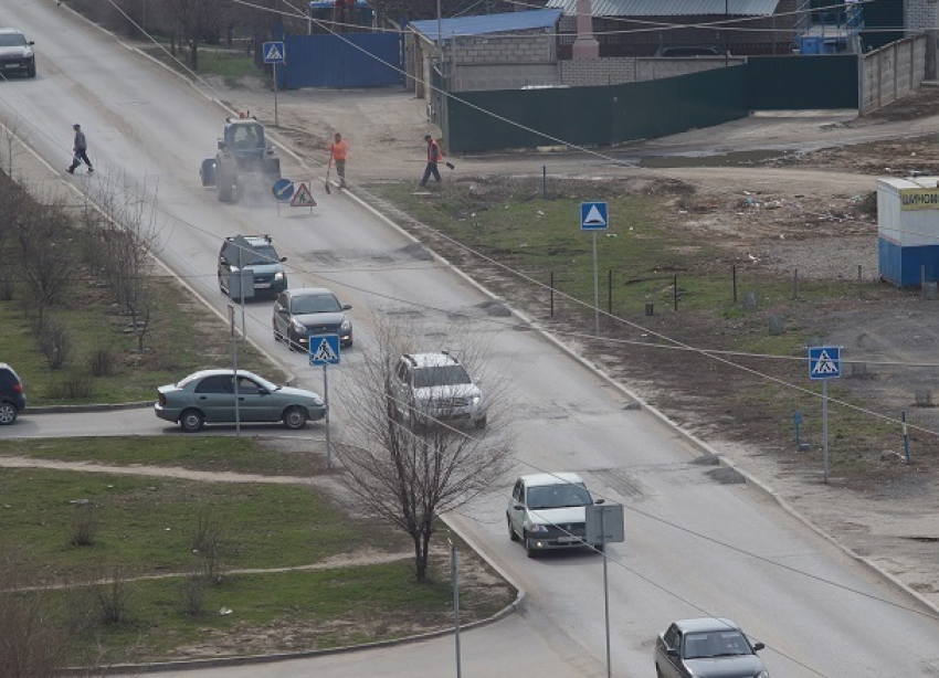 ﻿Из самого ровного асфальта в Волгограде дорожники сами сделали «решето"