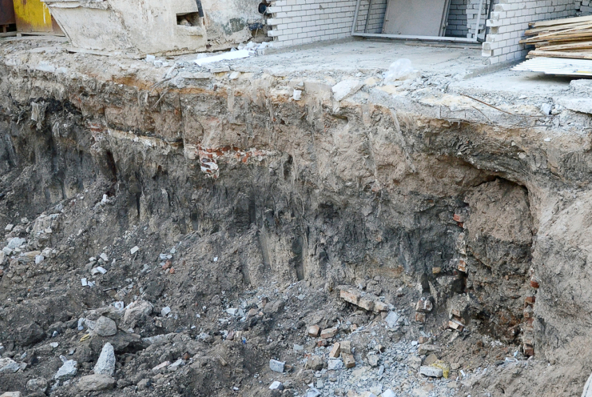 В Волгограде строители случайно раскопали вход в старинное подземелье (фото)