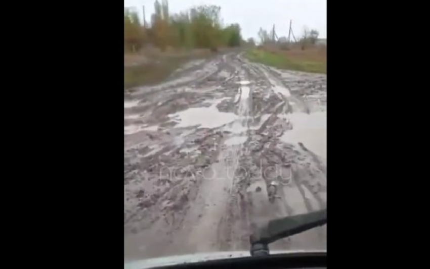 Путь до морга вплавь в Волгоградской области сняли на видео: людям пообещали щебенки