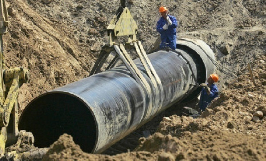Под Волгоградом рабочего придавило трубой при укладке нефтепровода