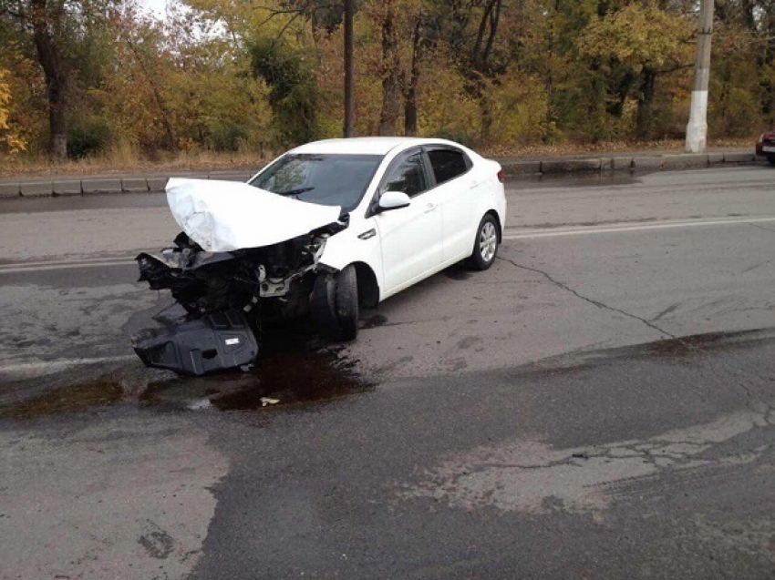 Водитель на Kia Rio протаранил столб в Волгограде и убежал, прикрыв номер авто