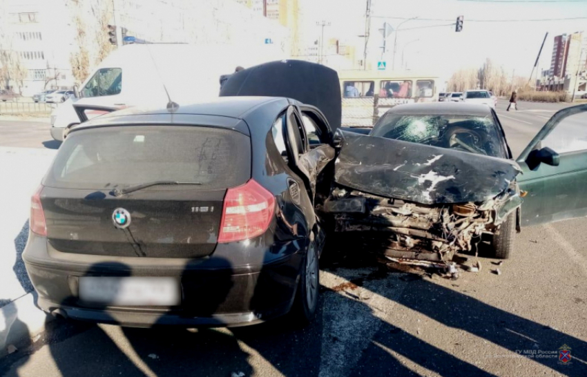 Лихач на BMW устроил аварию с двумя пострадавшими в Волжском