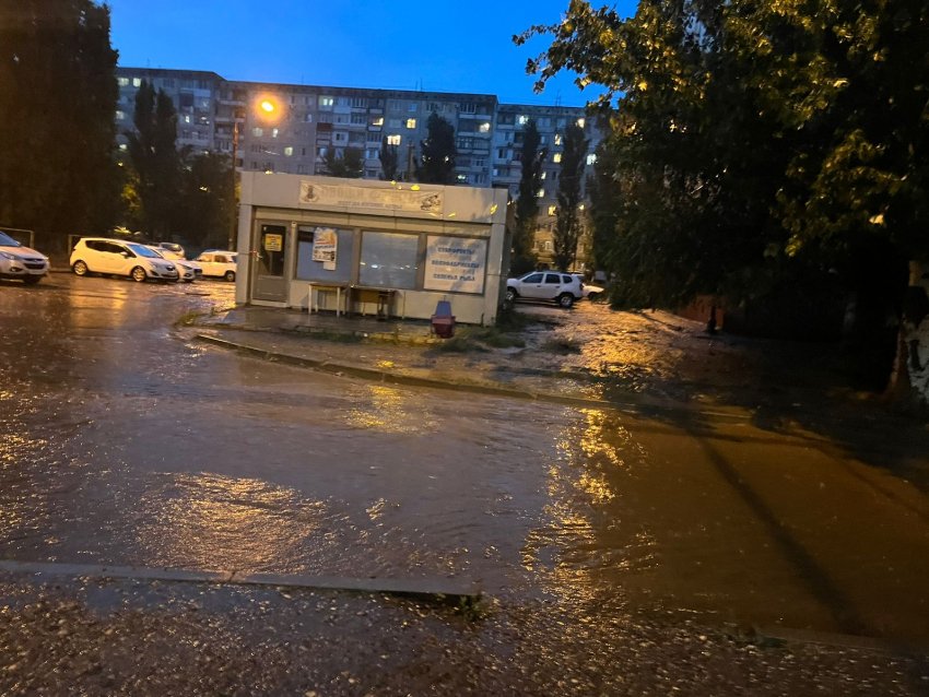 Мощный ливень топит север Волгограда - видео