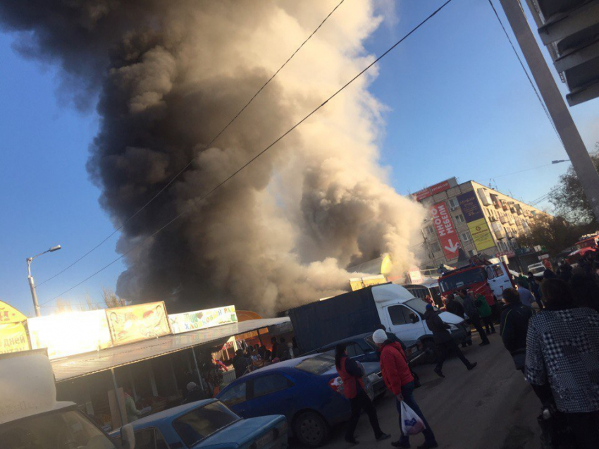 Рынок «Юбилейный» сгорел утром в Волгограде