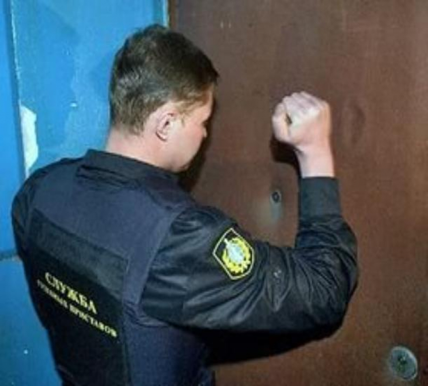 Мать с сыном избили пристава в Волгограде, чтобы не платить долг 