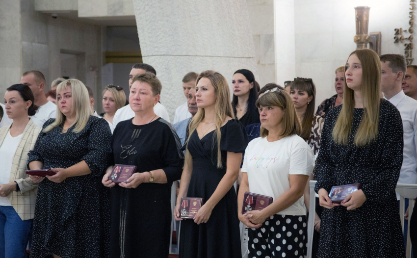 Родным 11 погибших на Украине военным передали в Волгограде награды