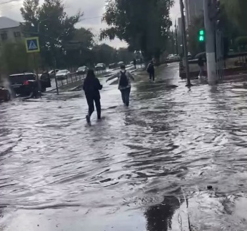 «Кача» тонет после обрушившегося ливня на Волгоград: видео