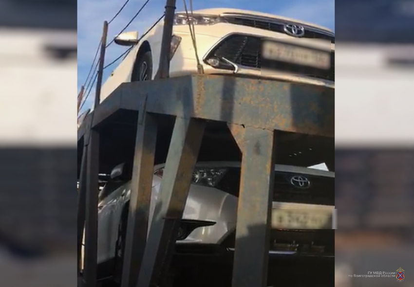"Я всего лишь перевозчик": в Волгоградской области задержали водителя автовоза с угнанной дорогой иномаркой
