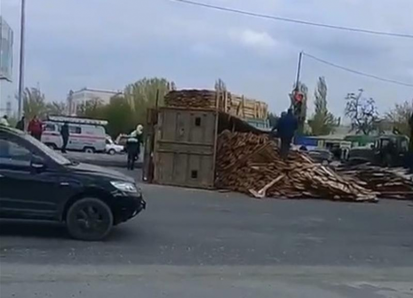 Опрокинувшийся КамАЗ с древесиной сняли на видео в Советском районе Волгограда